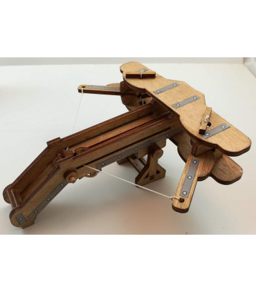 Maquette de Baliste Médiévale en Bois. Mise en place cordage.