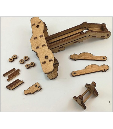 Maquette de Baliste Médiévale en Bois. Mise en place vernis.